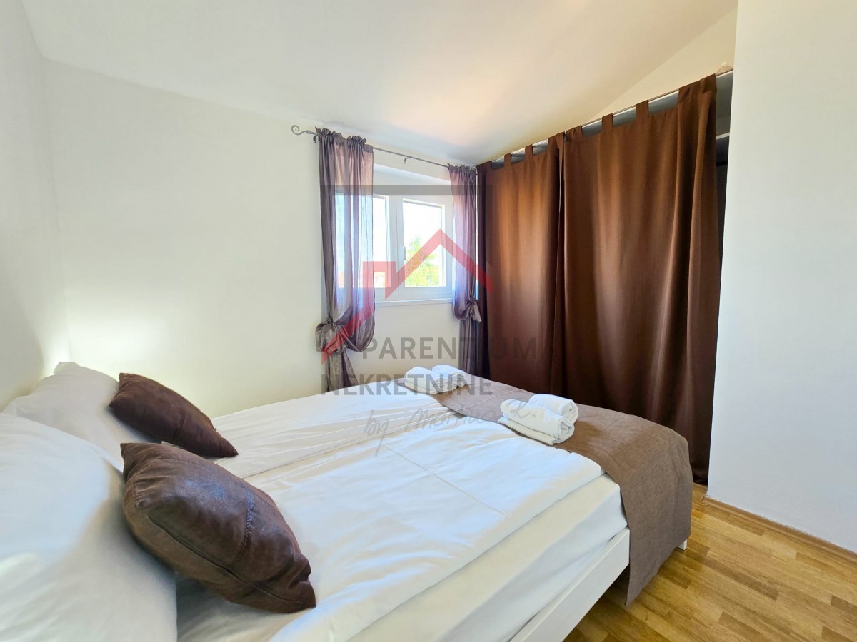 APARTMA V BLIŽINI MESTNEGA CENTRA IN PLAŽE S PANORAMSKIM RAZGLEDOM NA MORJE IN MESTO POREČ