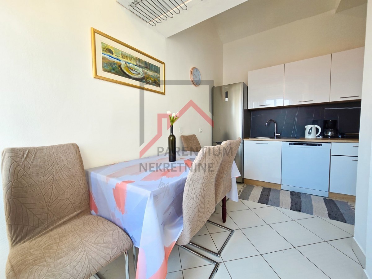 APARTMA V BLIŽINI MESTNEGA CENTRA IN PLAŽE S PANORAMSKIM RAZGLEDOM NA MORJE IN MESTO POREČ