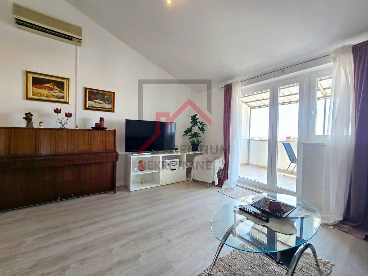 APARTMA V BLIŽINI MESTNEGA CENTRA IN PLAŽE S PANORAMSKIM RAZGLEDOM NA MORJE IN MESTO POREČ