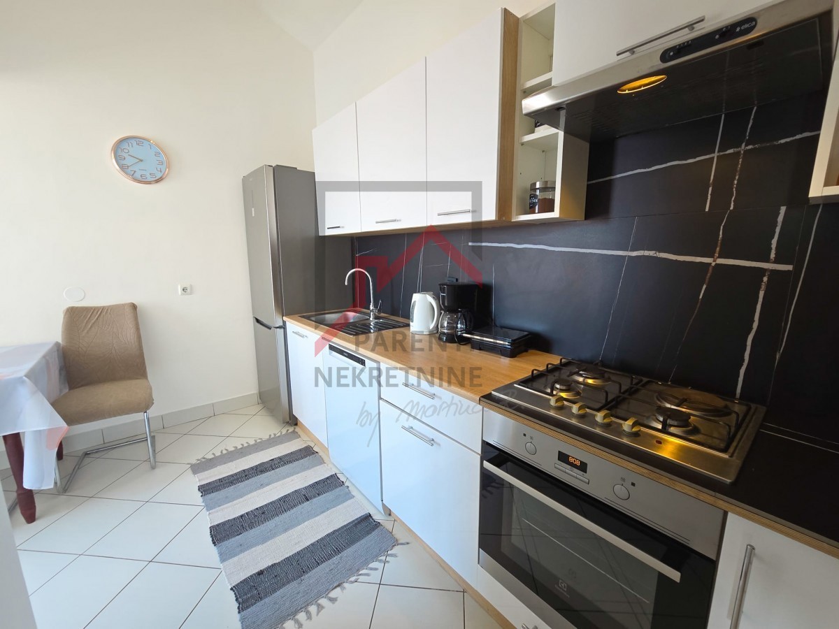 APARTMA V BLIŽINI MESTNEGA CENTRA IN PLAŽE S PANORAMSKIM RAZGLEDOM NA MORJE IN MESTO POREČ