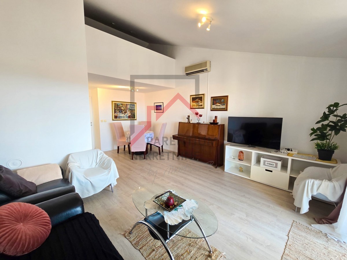 APARTMA V BLIŽINI MESTNEGA CENTRA IN PLAŽE S PANORAMSKIM RAZGLEDOM NA MORJE IN MESTO POREČ