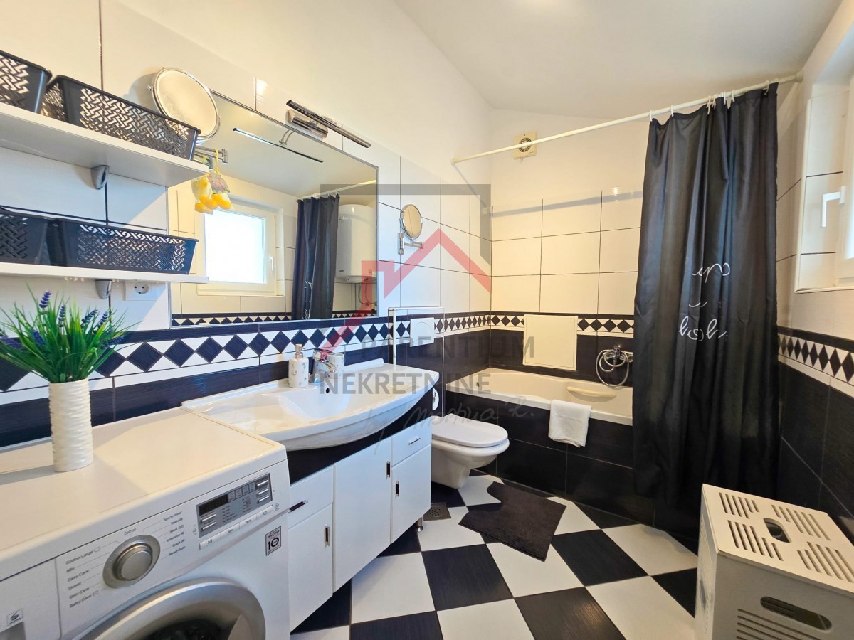 APARTMA V BLIŽINI MESTNEGA CENTRA IN PLAŽE S PANORAMSKIM RAZGLEDOM NA MORJE IN MESTO POREČ