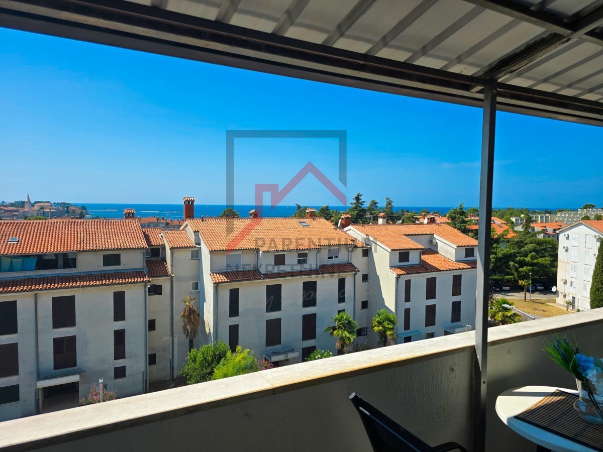APARTMA V BLIŽINI MESTNEGA CENTRA IN PLAŽE S PANORAMSKIM RAZGLEDOM NA MORJE IN MESTO POREČ