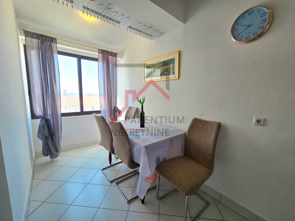 APARTMA V BLIŽINI MESTNEGA CENTRA IN PLAŽE S PANORAMSKIM RAZGLEDOM NA MORJE IN MESTO POREČ