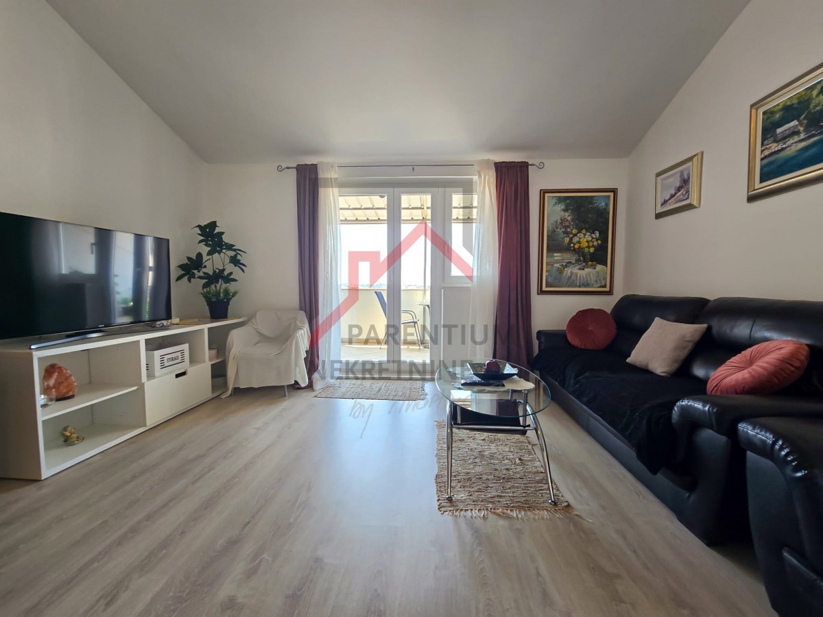 APARTMA V BLIŽINI MESTNEGA CENTRA IN PLAŽE S PANORAMSKIM RAZGLEDOM NA MORJE IN MESTO POREČ