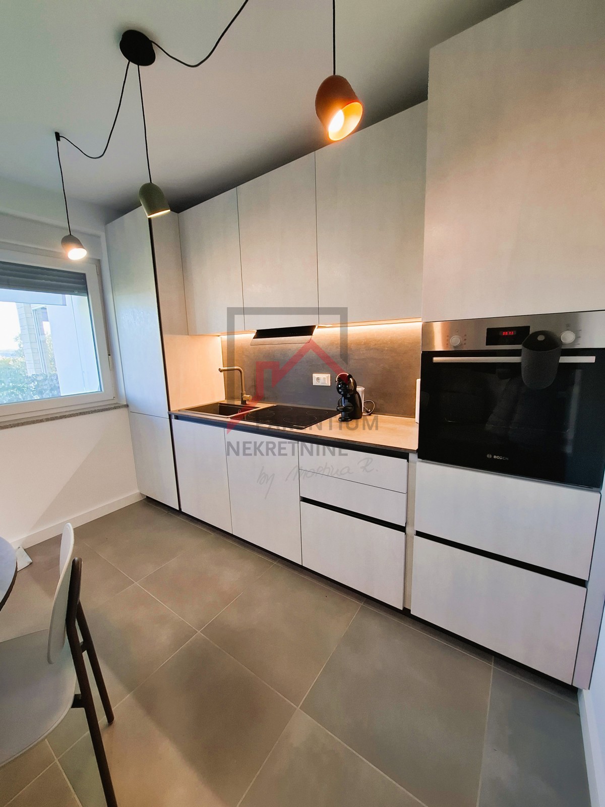 Istra, Novigrad – Apartma z zasebnim vrtom, pogledom na morje in masažno kadjo