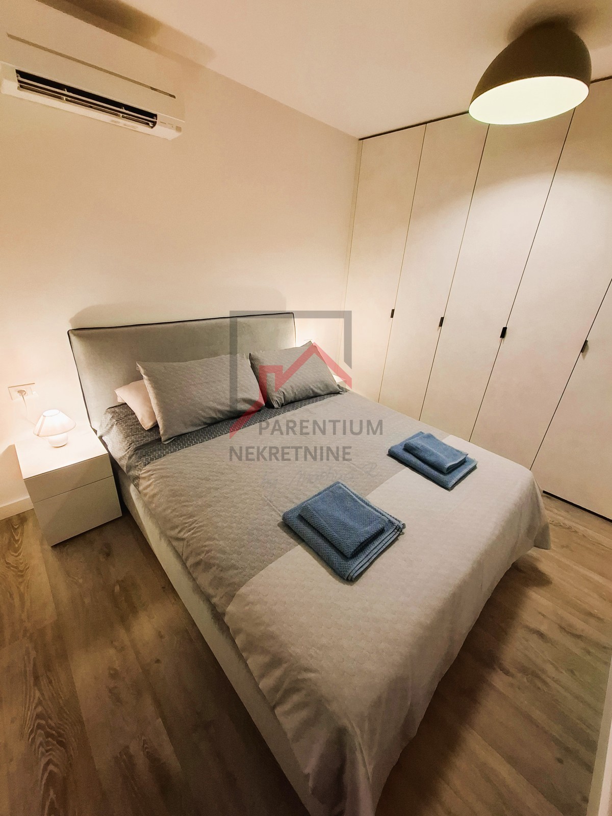 Istra, Novigrad – Apartma z zasebnim vrtom, pogledom na morje in masažno kadjo