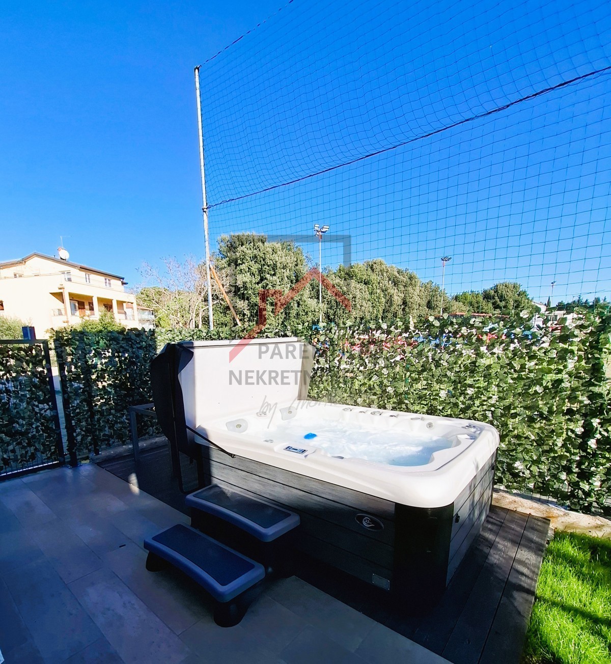 Istra, Novigrad – Apartma z zasebnim vrtom, pogledom na morje in masažno kadjo