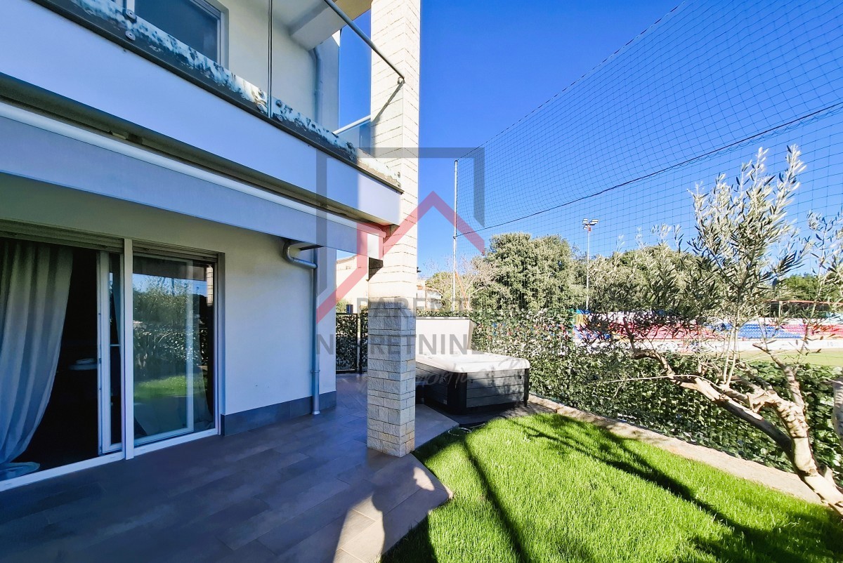 Istra, Novigrad – Apartma z zasebnim vrtom, pogledom na morje in masažno kadjo