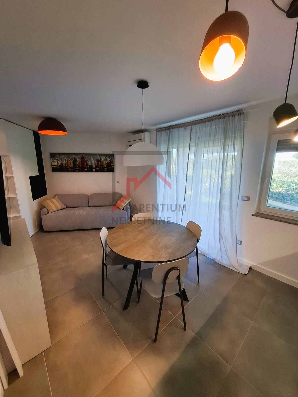 Istra, Novigrad – Apartma z zasebnim vrtom, pogledom na morje in masažno kadjo