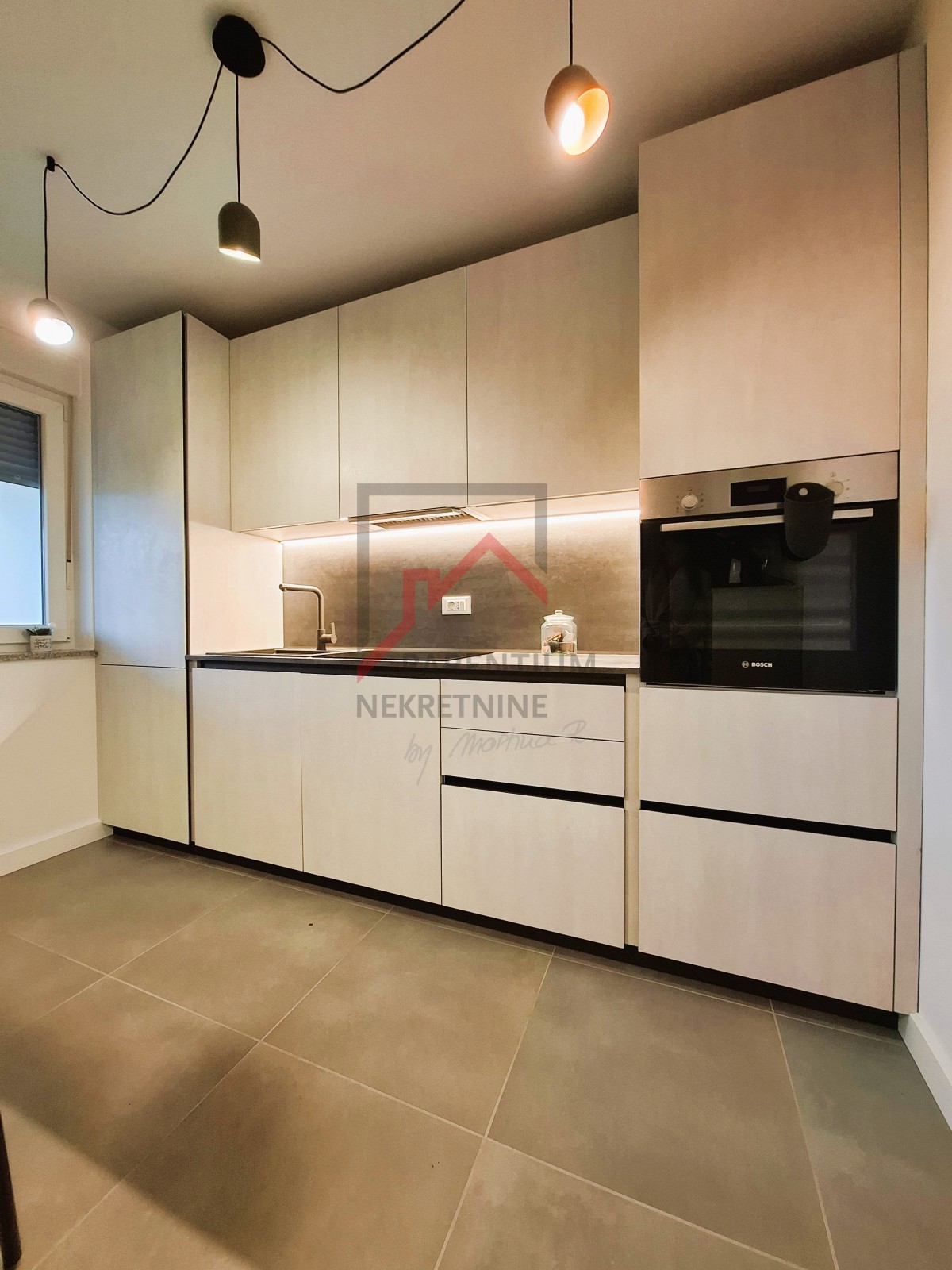 Istra, Novigrad – Apartma z zasebnim vrtom, pogledom na morje in masažno kadjo