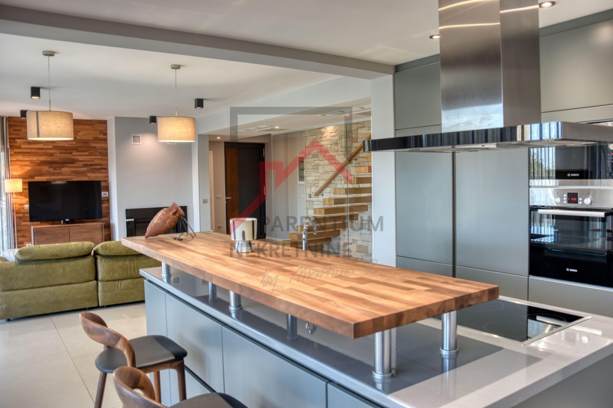 Vila z bazenom, le 500 m od prvih plaž