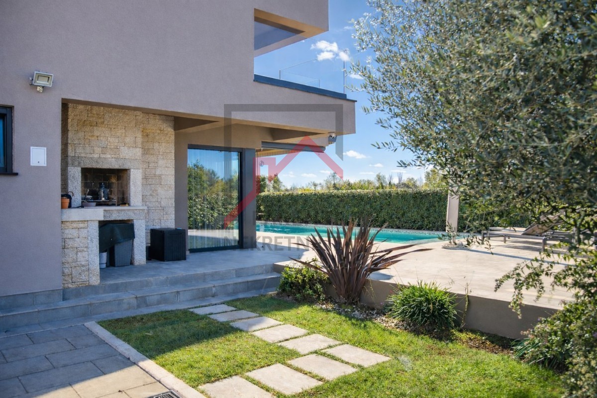 Vila z bazenom, le 500 m od prvih plaž