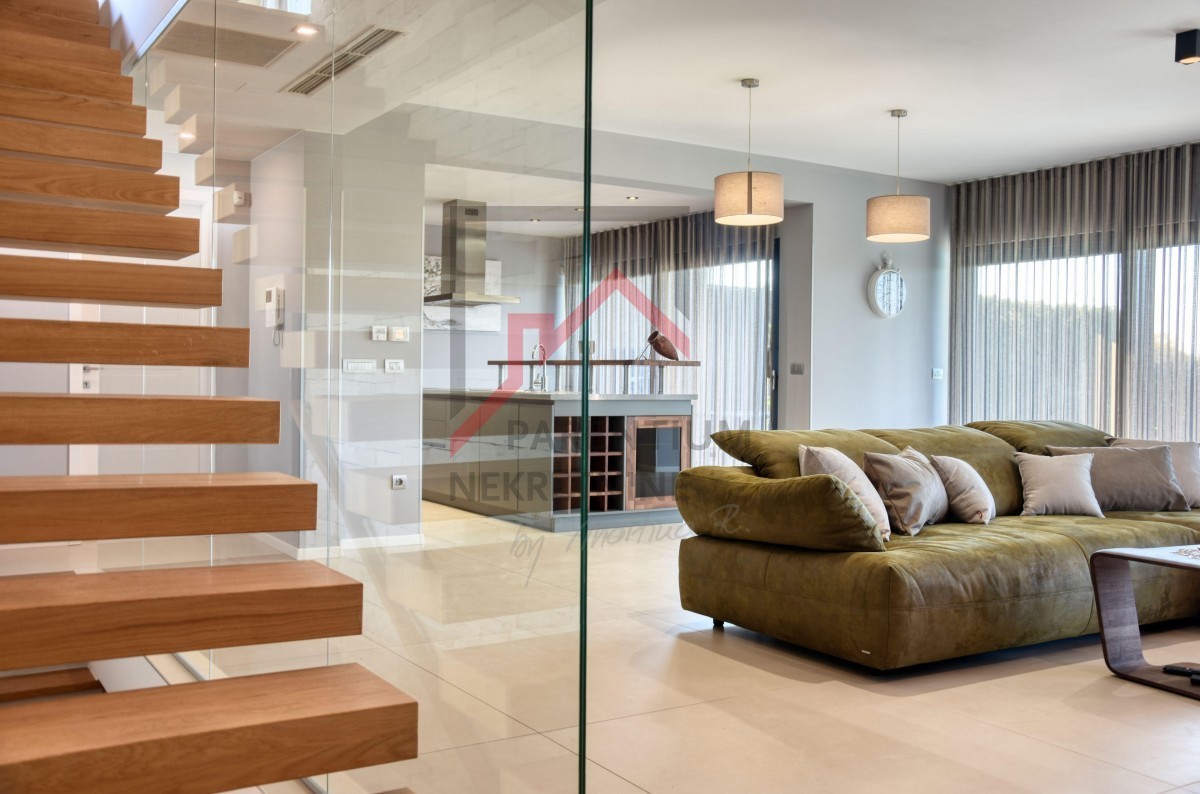 Vila z bazenom, le 500 m od prvih plaž