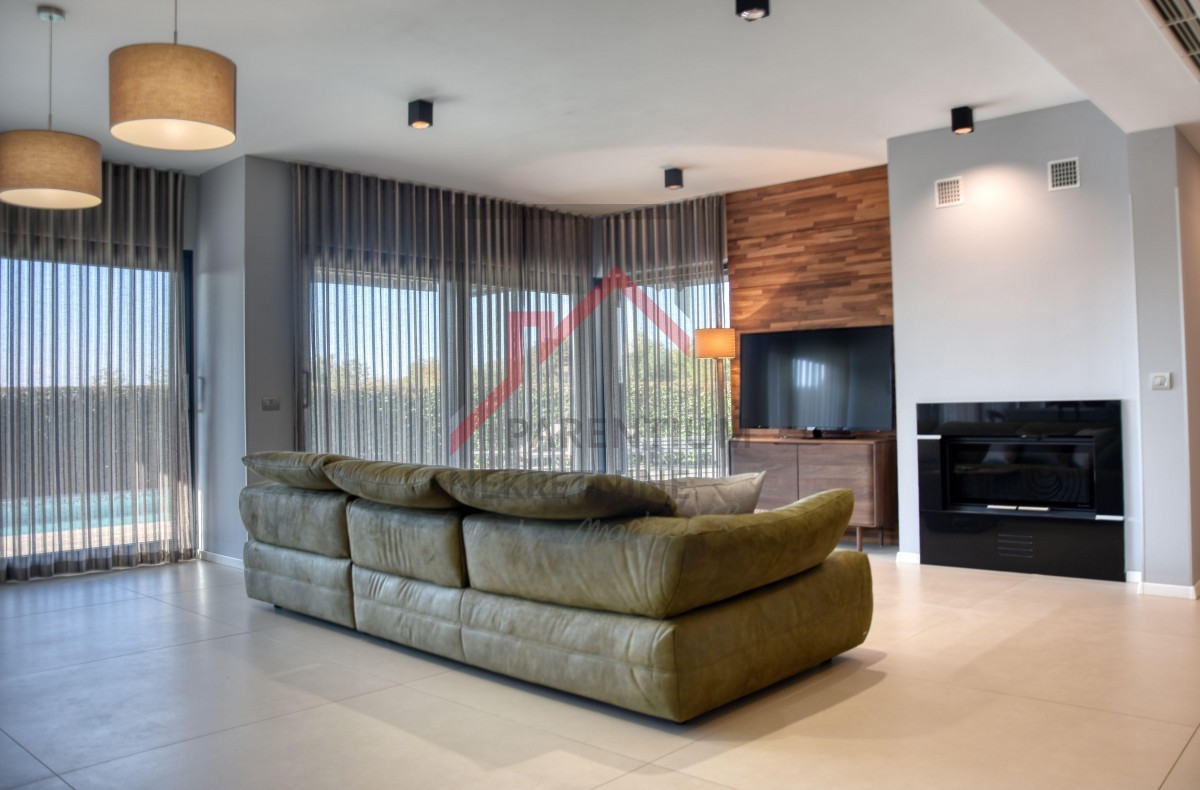 Vila z bazenom, le 500 m od prvih plaž