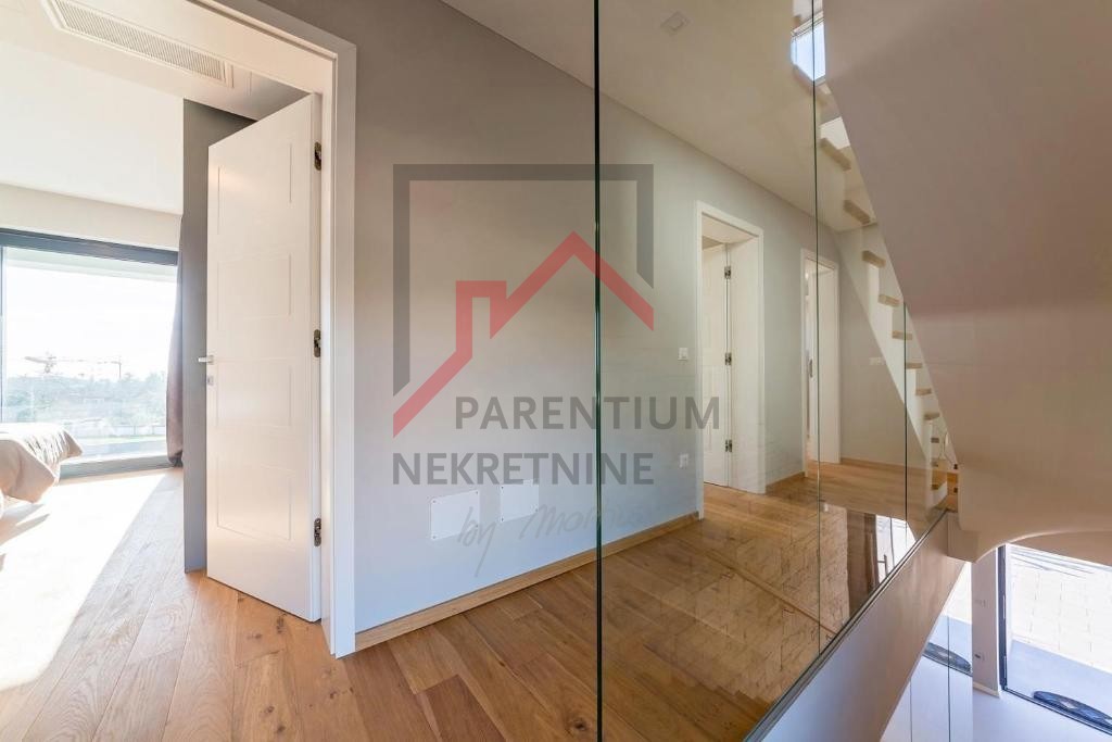 Vila z bazenom, le 500 m od prvih plaž