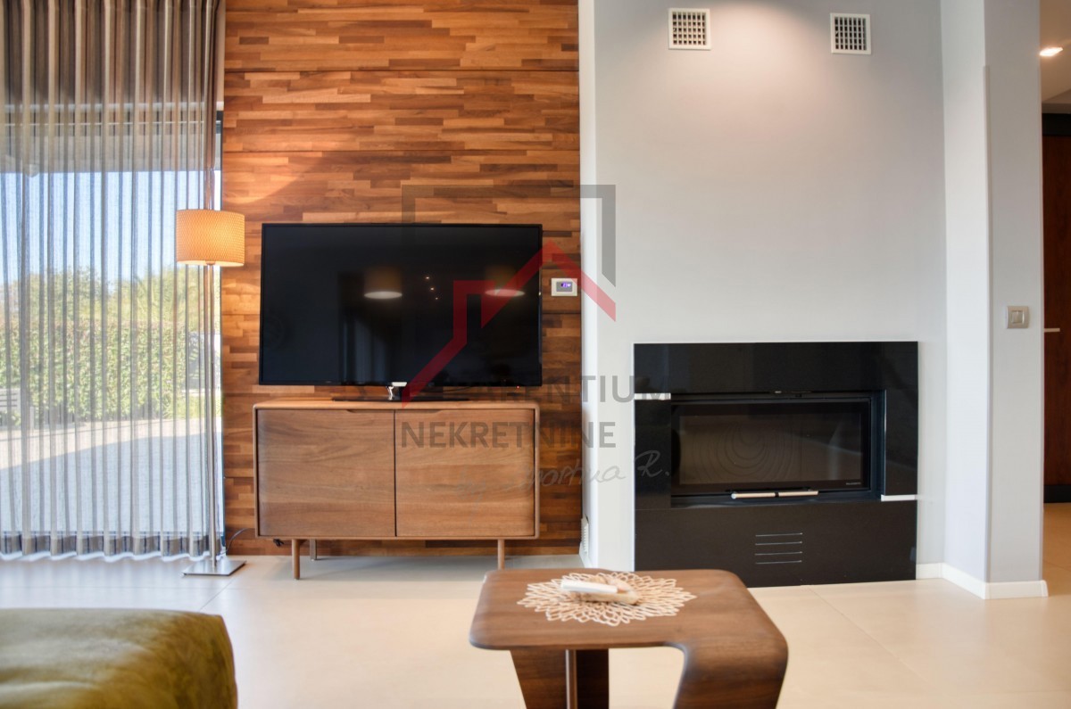 Vila z bazenom, le 500 m od prvih plaž