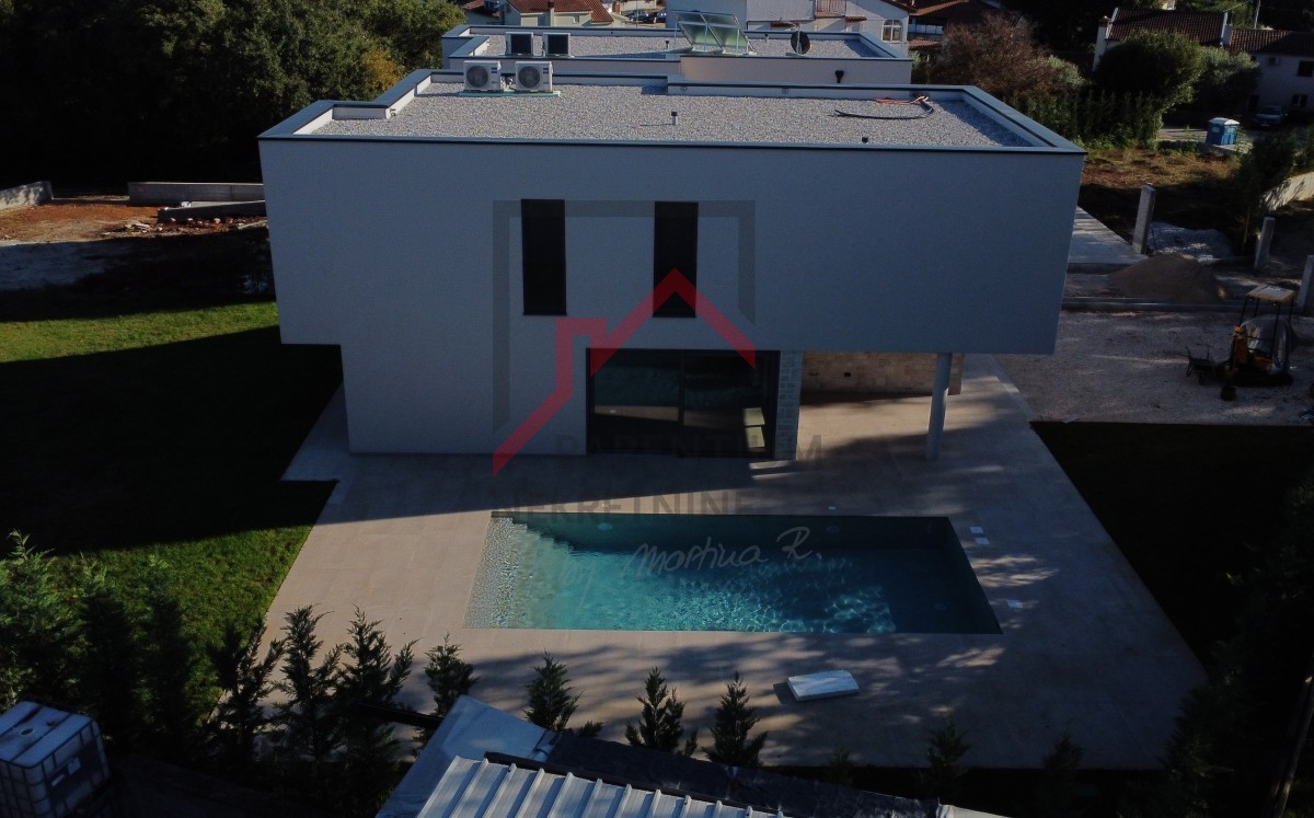 Moderna hiša v bližini mesta Poreč in morja