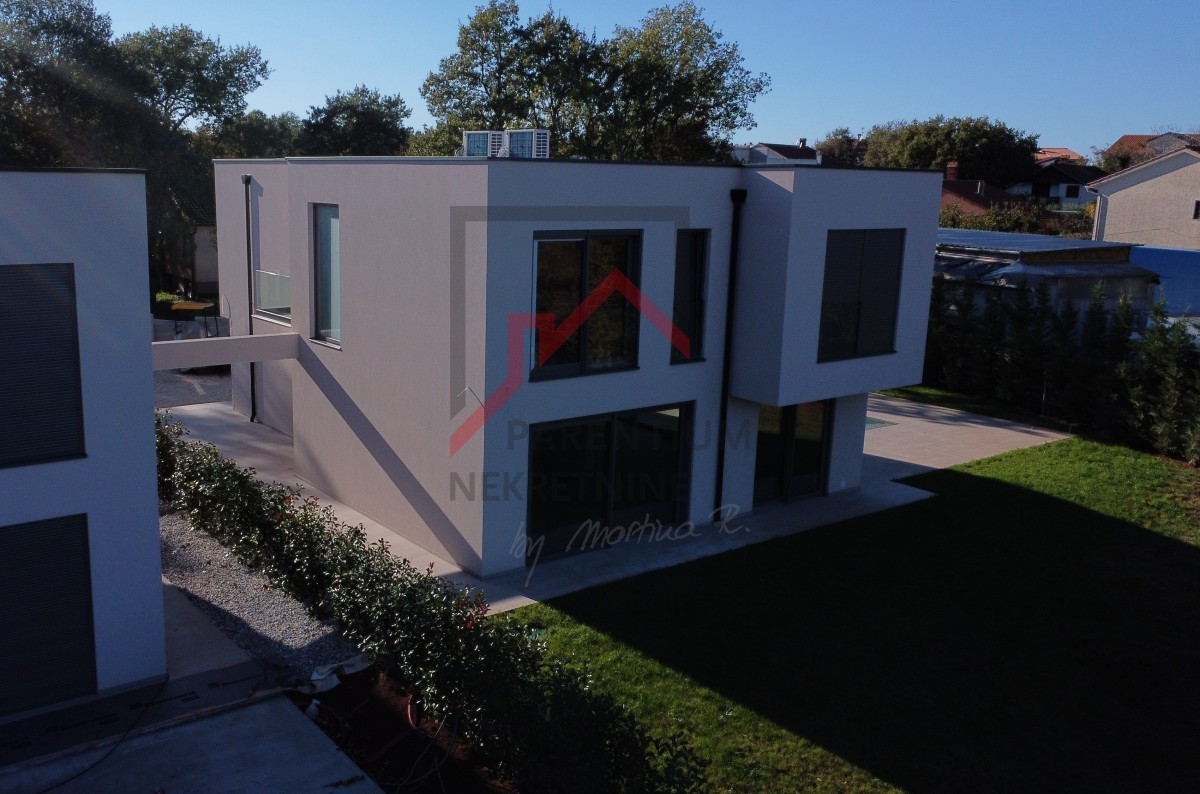 Moderna hiša v bližini mesta Poreč in morja