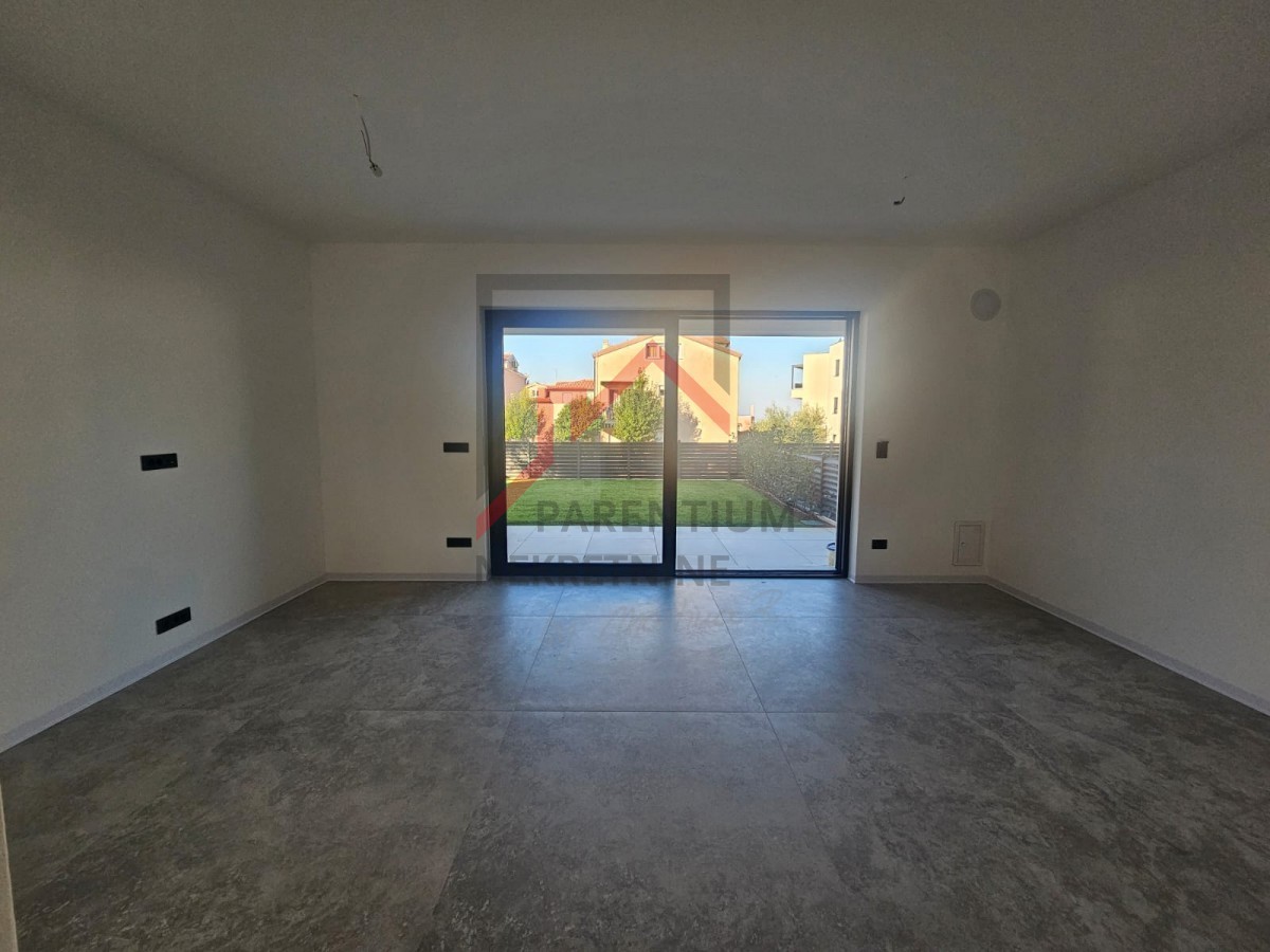 Poreč, kakovostno stanovanje v pritličju z dvoriščem, nedaleč od morja!