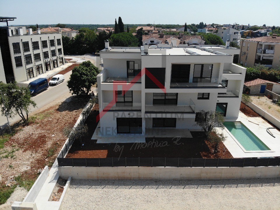 Poreč, ekskluzivno stanovanje z vrtom v bližini morja!