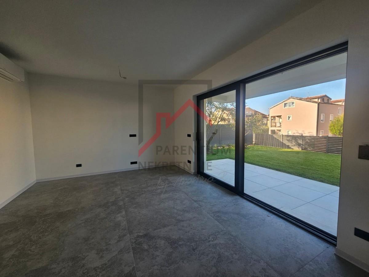 Poreč, kakovostno stanovanje v pritličju z dvoriščem, nedaleč od morja!