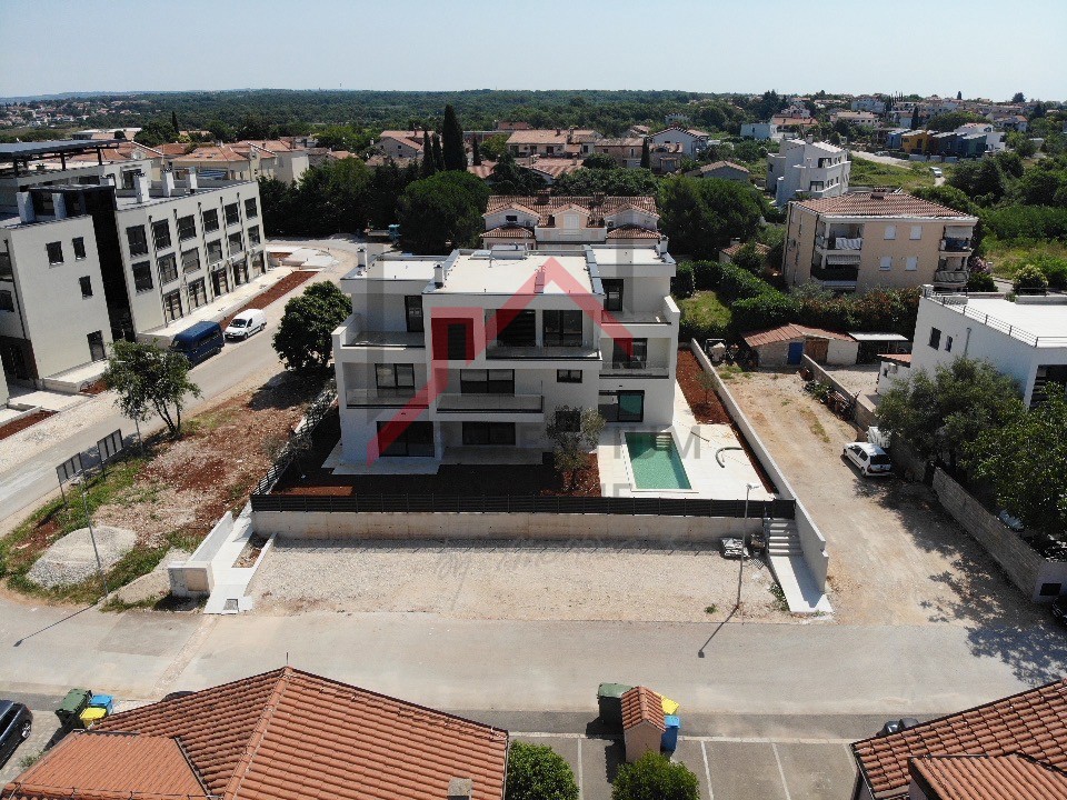 Poreč, ekskluzivno stanovanje z vrtom v bližini morja!