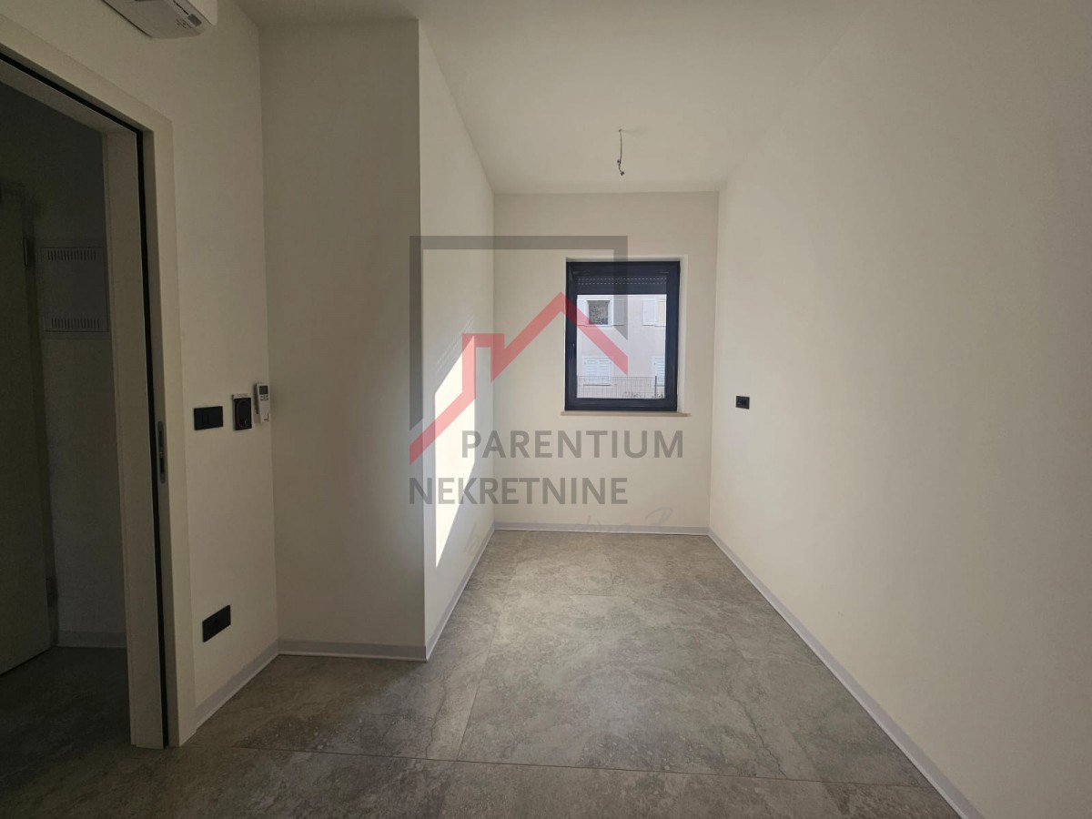 Poreč, kakovostno stanovanje v pritličju z dvoriščem, nedaleč od morja!