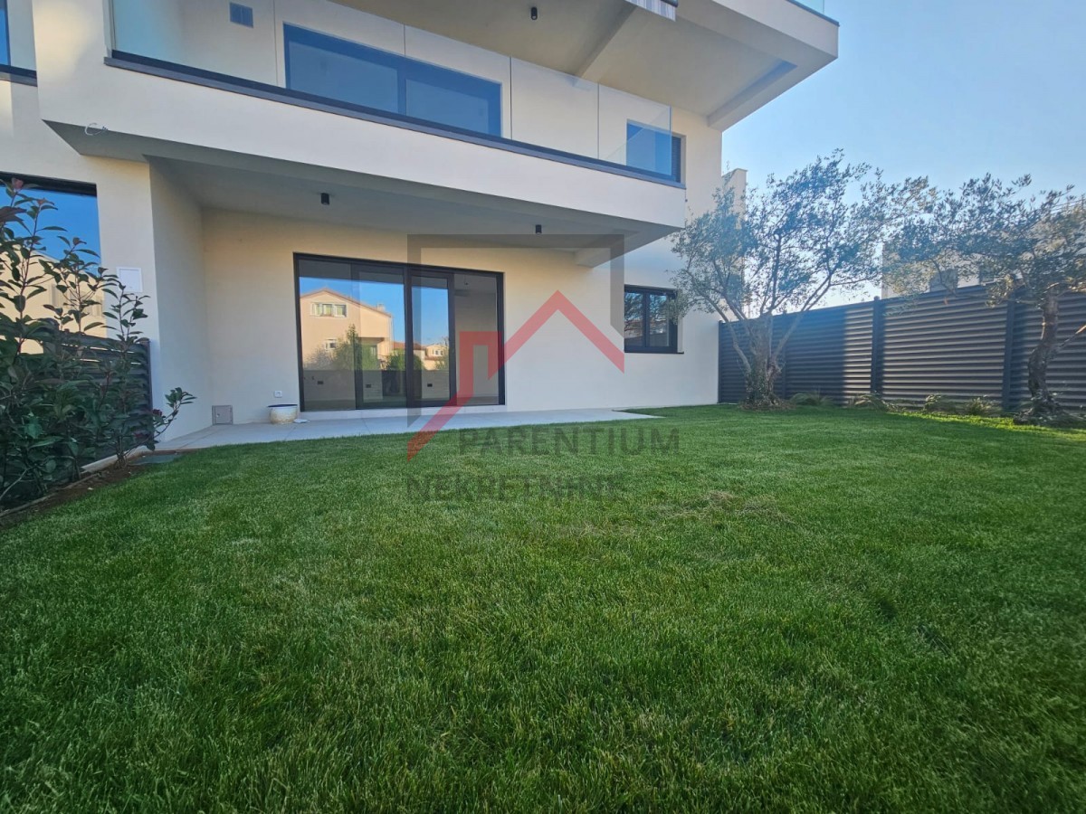 Poreč, kakovostno stanovanje v pritličju z dvoriščem, nedaleč od morja!