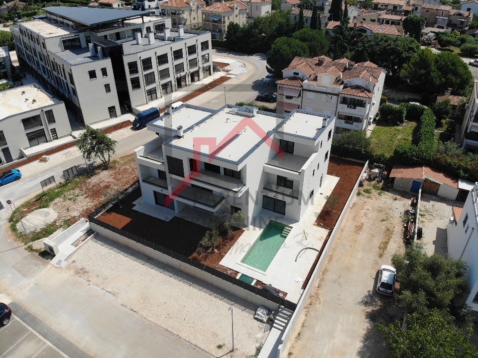 Poreč, ekskluzivno stanovanje z vrtom v bližini morja!