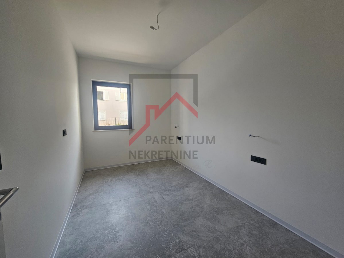 Poreč, kakovostno stanovanje v pritličju z dvoriščem, nedaleč od morja!