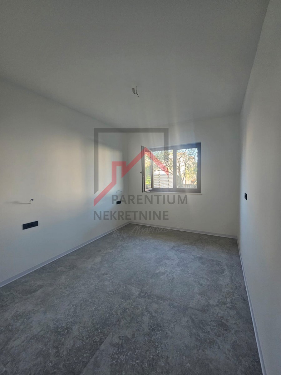 Poreč, kakovostno stanovanje v pritličju z dvoriščem, nedaleč od morja!