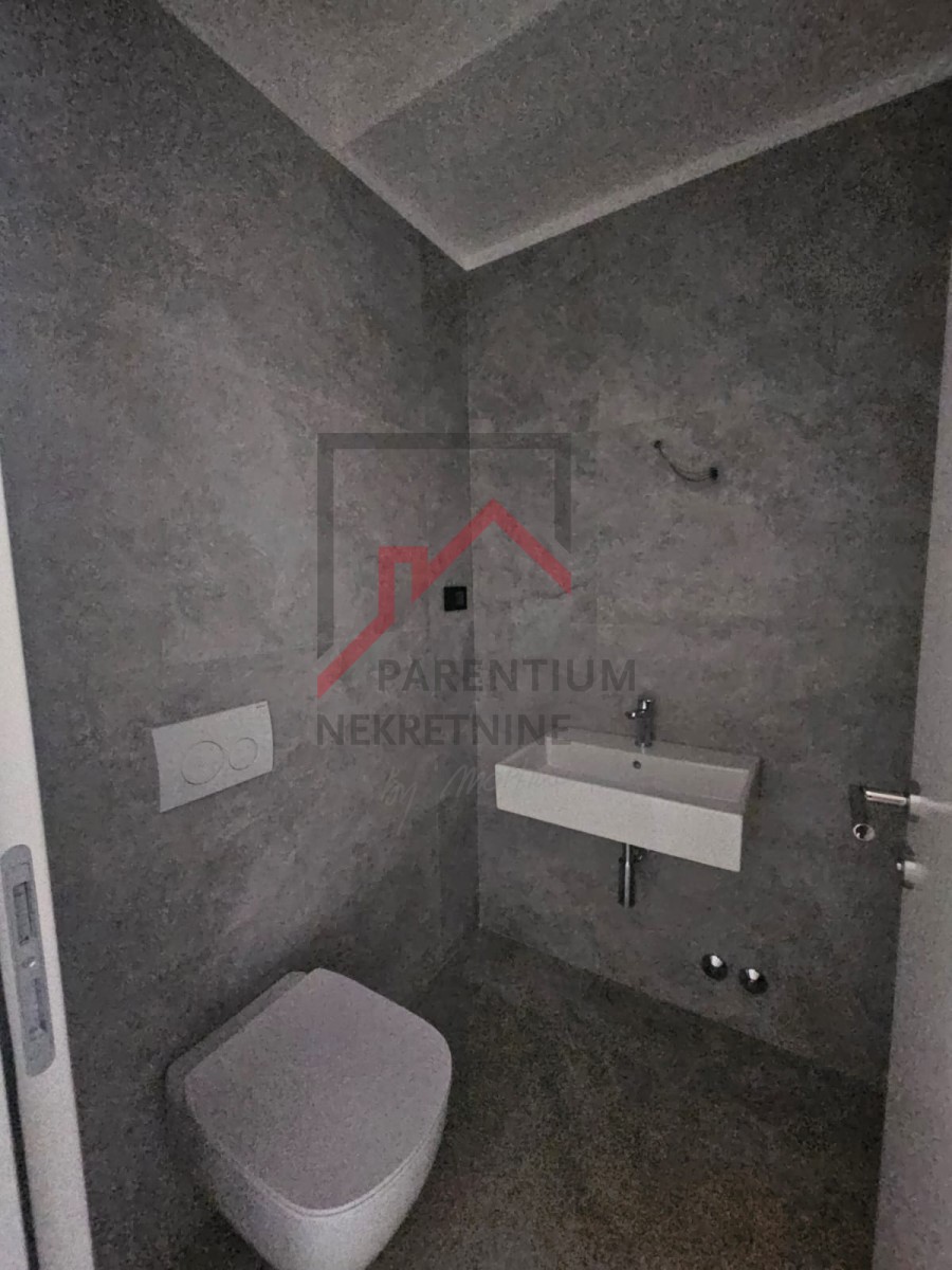 Poreč, kakovostno stanovanje v pritličju z dvoriščem, nedaleč od morja!