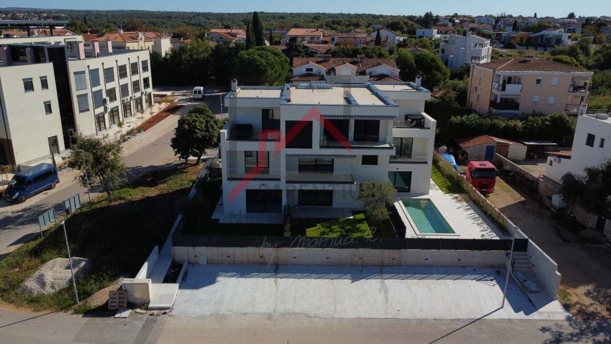 Poreč, Luksuzna Hiša z Bazenom in Pogledom na Morje!