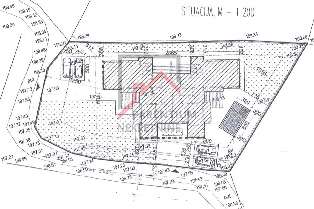 Zazidljivo zemljišče z gradbenim dovoljenjem