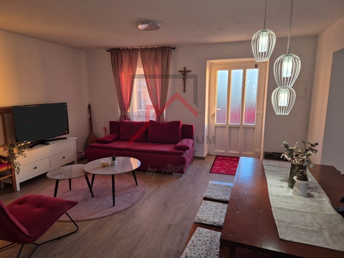 Obnovljena kamnita hiša v treh nadstropjih z dvoriščem in parkirnim mestom