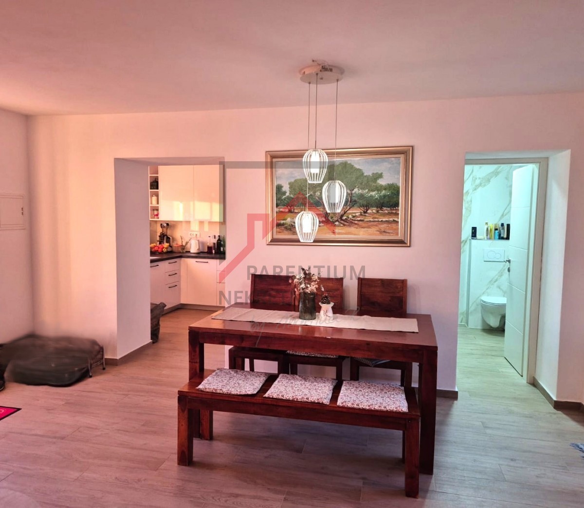 Obnovljena kamnita hiša v treh nadstropjih z dvoriščem in parkirnim mestom