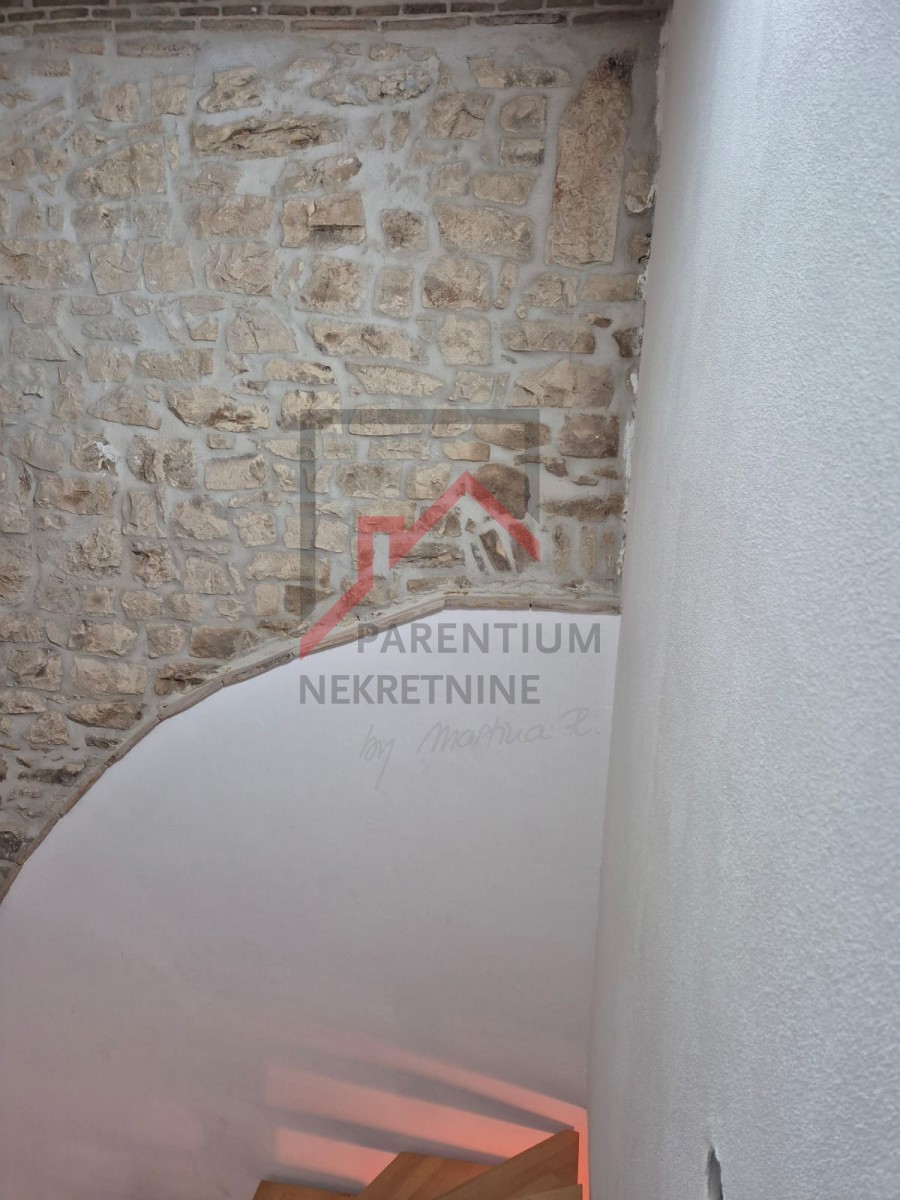 Obnovljena kamnita hiša v treh nadstropjih z dvoriščem in parkirnim mestom