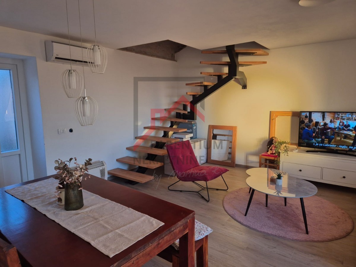 Obnovljena kamnita hiša v treh nadstropjih z dvoriščem in parkirnim mestom