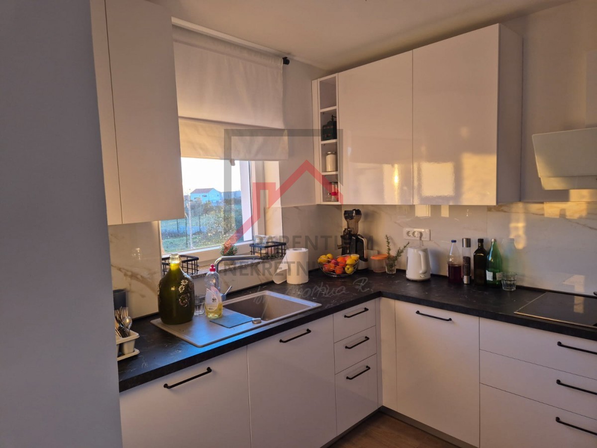 Obnovljena kamnita hiša v treh nadstropjih z dvoriščem in parkirnim mestom