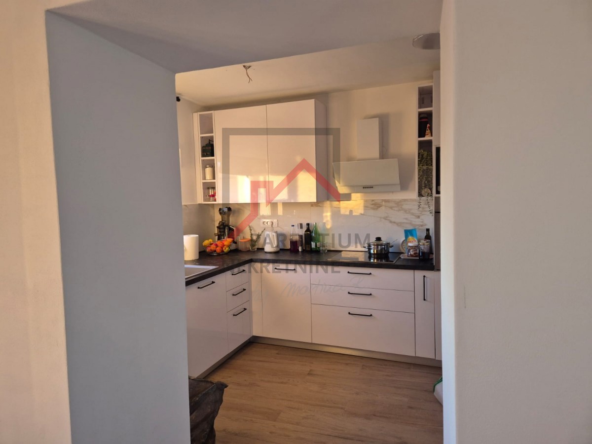 Obnovljena kamnita hiša v treh nadstropjih z dvoriščem in parkirnim mestom