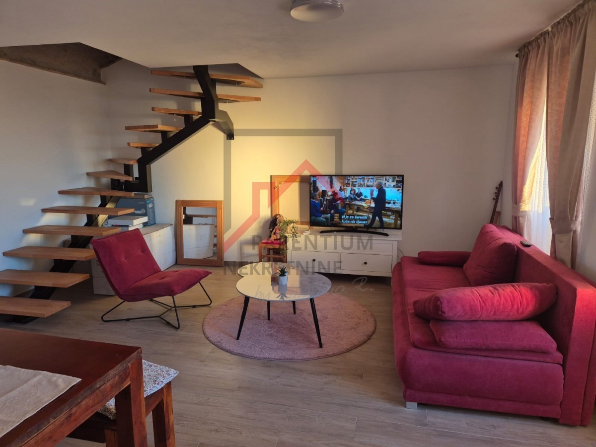 Obnovljena kamnita hiša v treh nadstropjih z dvoriščem in parkirnim mestom