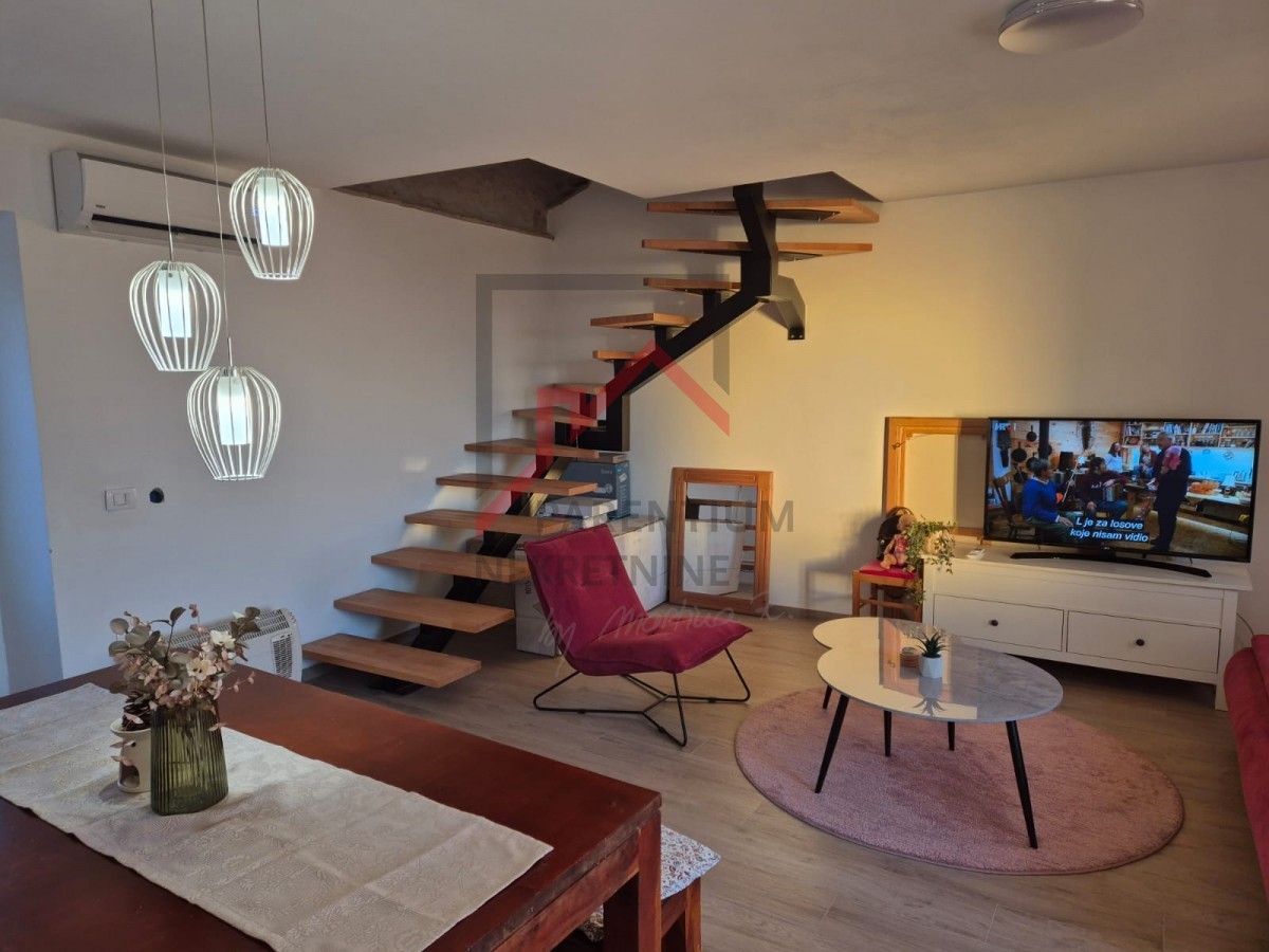 Obnovljena kamnita hiša v treh nadstropjih z dvoriščem in parkirnim mestom