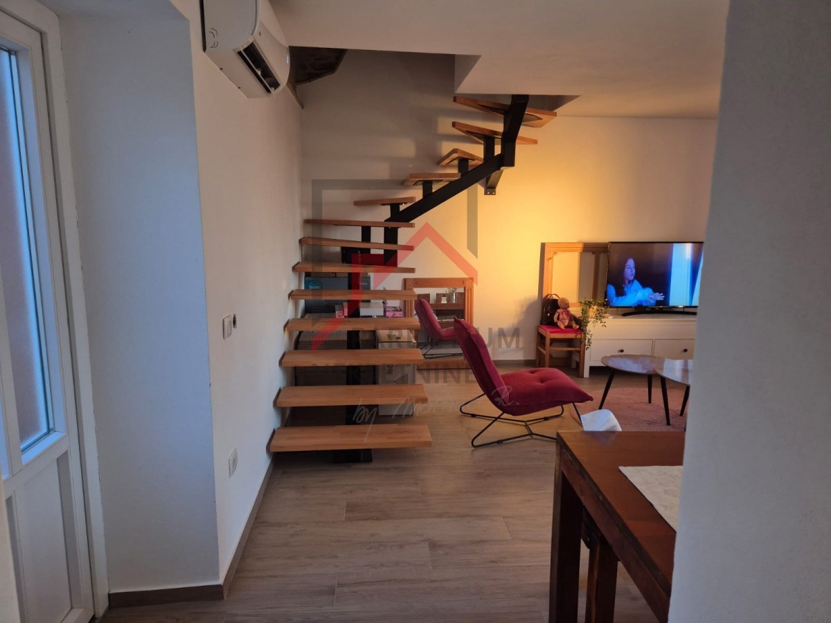 Obnovljena kamnita hiša v treh nadstropjih z dvoriščem in parkirnim mestom