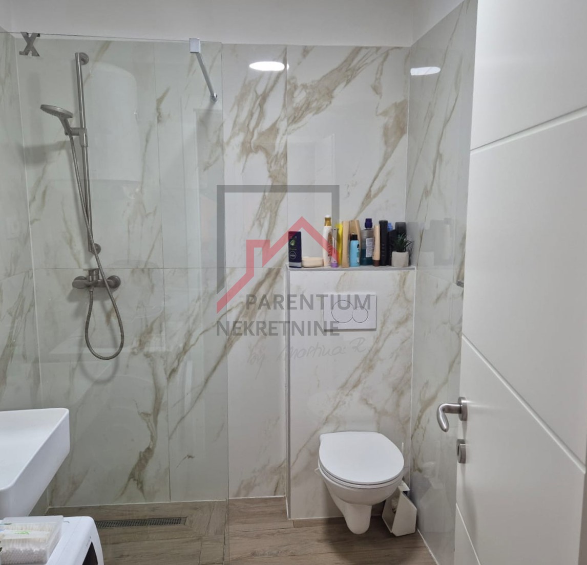 Obnovljena kamnita hiša v treh nadstropjih z dvoriščem in parkirnim mestom