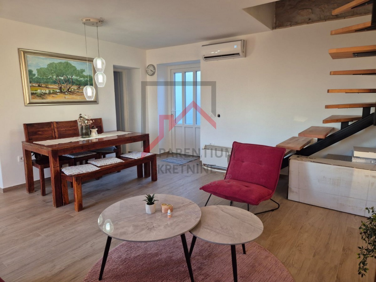 Obnovljena kamnita hiša v treh nadstropjih z dvoriščem in parkirnim mestom