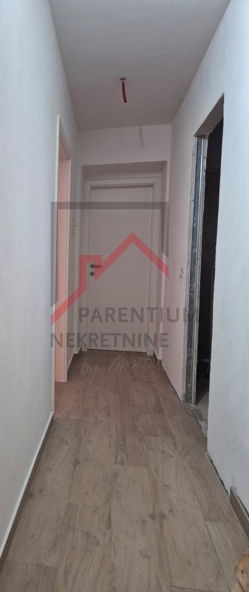 Obnovljena kamnita hiša v treh nadstropjih z dvoriščem in parkirnim mestom