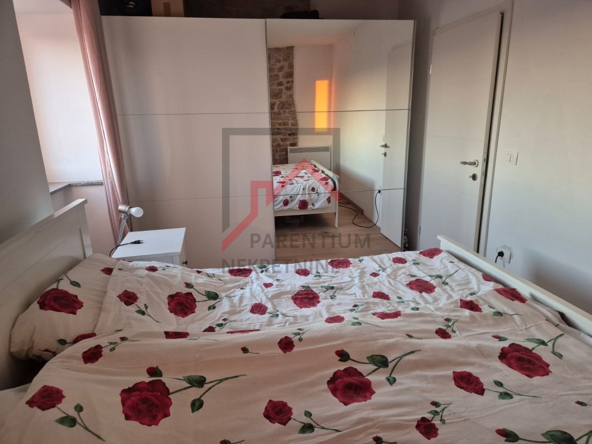 Obnovljena kamnita hiša v treh nadstropjih z dvoriščem in parkirnim mestom