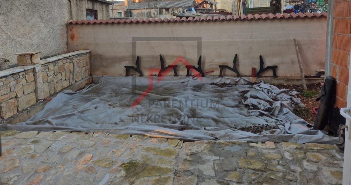 Obnovljena kamnita hiša v treh nadstropjih z dvoriščem in parkirnim mestom