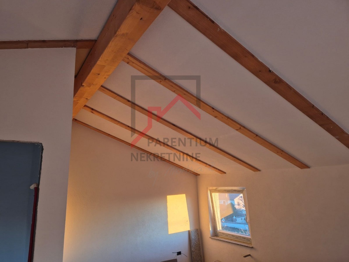 Obnovljena kamnita hiša v treh nadstropjih z dvoriščem in parkirnim mestom